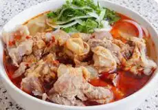 Hình ảnh Bún bò tái + bò viên + chả tiêu