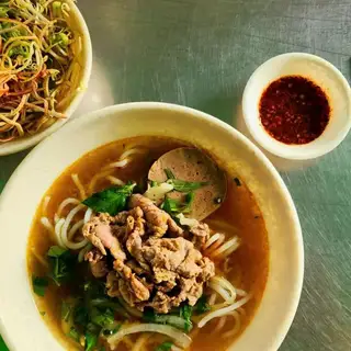 Bún bò tái chả - 45.000 ₫ tại Bún Bò Nhà Hương - Đào Duy Từ