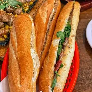 Hình ảnh Bánh mì truyền thống kèm trà chanh