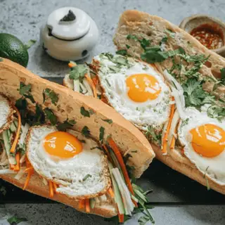 Bánh mì ốp la - 20.000 ₫ tại Bánh Mì Xíu Mại Gia Truyền Pen Mập - Nguyễn Trãi