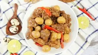 Cơm sườn non kho trứng cút - 60.000 ₫ tại  Quán Cô Huệ - Cơm Trưa & Bún Thịt Nướng - Võ Văn Tần