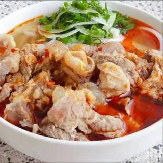 Bún bò tái nạm chả cua - 55.000 ₫ tại Bún Bò Huế O Bông - Nguyễn Duy Trinh