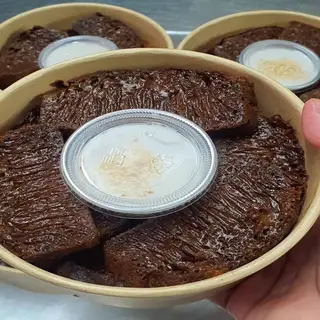 Hình ảnh Bánh bò đen kèm nước cốt dừa