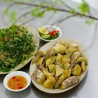 Hình ảnh Nửa con gà chặt lá chanh - gỏi riêng - cháo