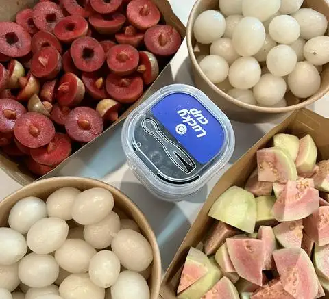 Hình ảnh Em Pé Bán Trái Cây - Trái Cây Cắt Sẵn - Chu Văn An