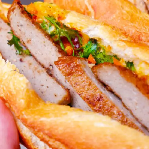 Bánh mì chả cá - 22.000 ₫ tại Bánh Mì Nướng Muối Ớt Cô Năm 281 - Đường 3/2