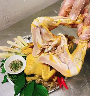 Nguyên con gà hấp muối tiêu chanh - 239.000 ₫ tại Gà Hấp Hành Lá Tây Nguyên - Thành Thái