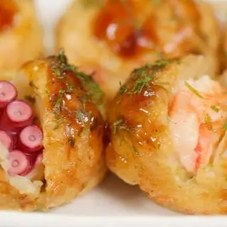 Takoyaki nhân bạch tuộc 4 viên - tôm 4 viên (8 pcs mixèd) - 45.000 ₫ tại Takoyaki UMI - Bánh Bạch Tuộc Bason - Vinhome Golden River