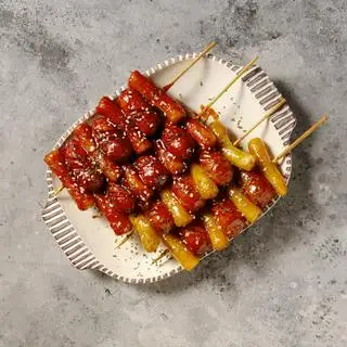 Xúc xích bánh gạo xiên que - 소떡 소떡 - 75.600 ₫ tại Chivago Chicken - Gà Rán Hàn Quốc & Bia - Nguyễn Thái Học