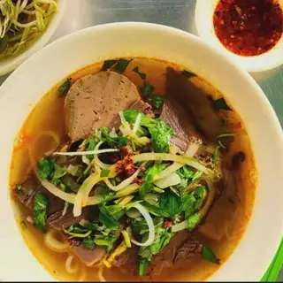 Bún bò nạm chả - 39.000 ₫ tại Bún Bò Nhà Hương - Đào Duy Từ