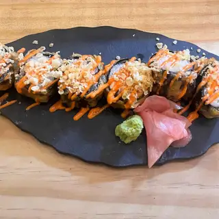 Cá hồi chiên giòn - Salmon tempura sushi roll - 105.000 ₫ tại KYOBASHI Sushi Izakaya - Thái Văn Lung