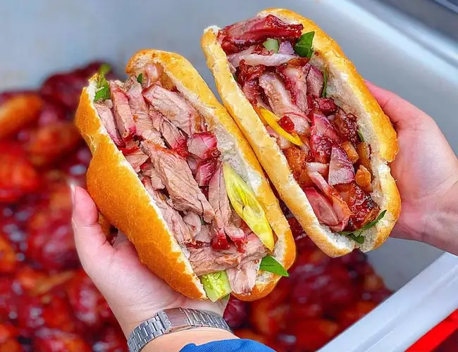 Bánh mì heo quay xá xíu - 50.000 ₫ tại Vịt Quay Hòa Ký - Huỳnh Mẫn Đạt 