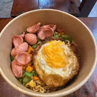 Hình ảnh Mì trộn trứng ốp lết - xúc xích