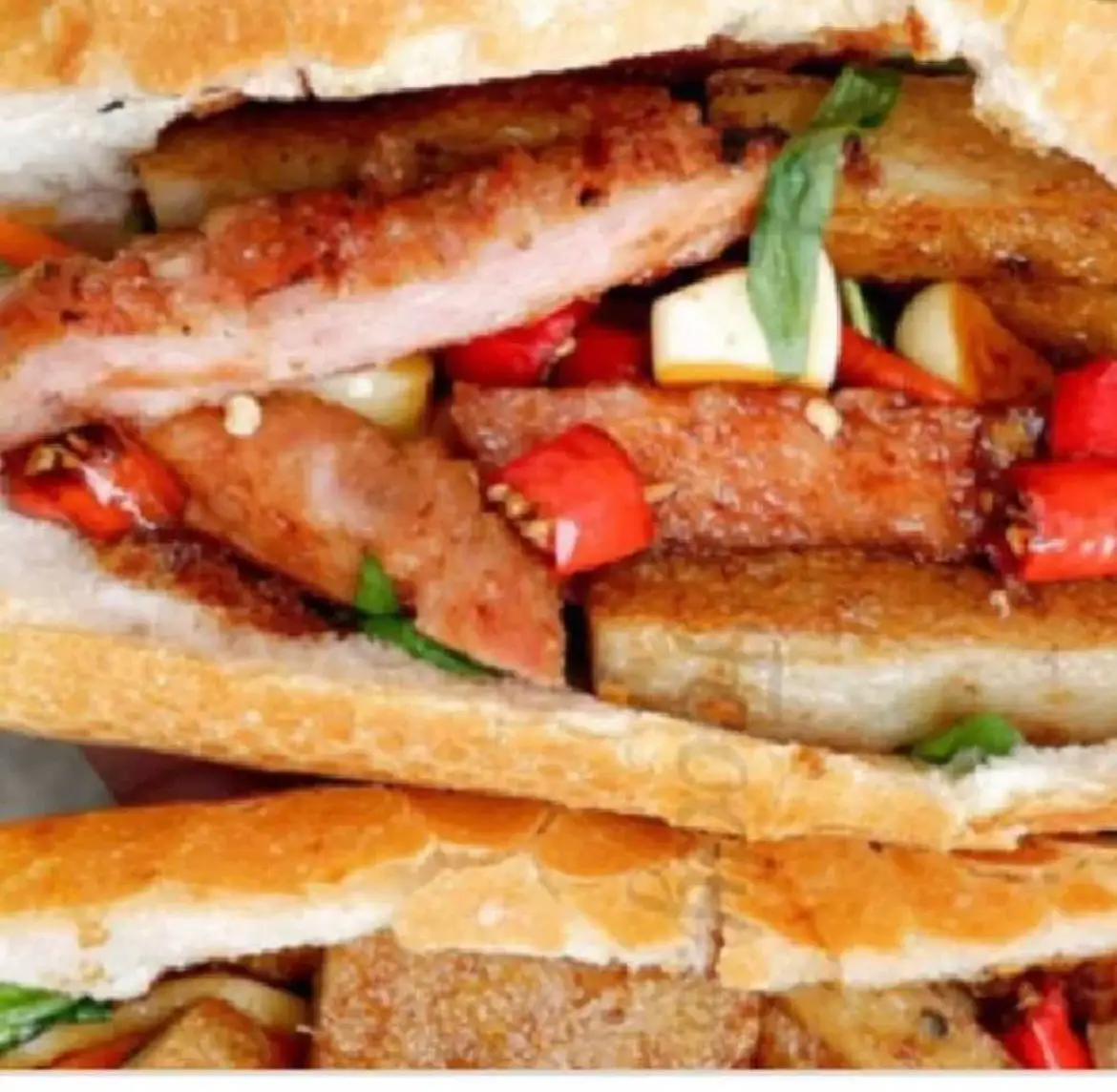 Bánh mì chả cá - ốp la - 35.000 ₫ tại Bánh Mì Hà Nội Thanh Bích - Nguyễn Oanh