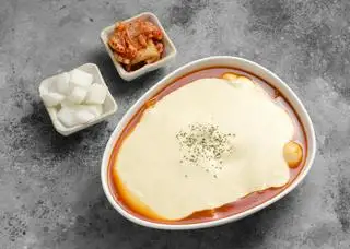 Bánh gạo cay phô mai - 치즈 떡볶이 - 172.800 ₫ tại Chivago Chicken - Gà Rán Hàn Quốc & Bia - Nguyễn Thái Học