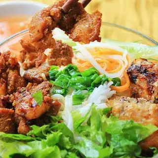 Bún thịt nướng đầy đủ - 45.000 ₫ tại Bún Thịt Nướng Chị Huệ - Lạc Long Quân