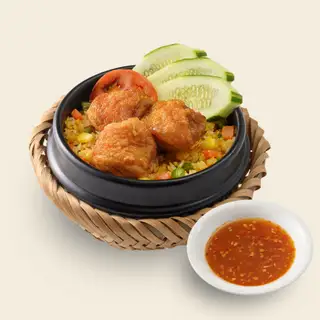 Hình ảnh Cơm thố gà giòn không xương sốt mắm tỏi
