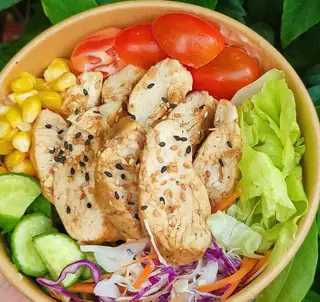 Salad ức gà sốt tiêu đen - 68.000 ₫ tại Tina's Healthy Food - Tôn Thất Thuyết