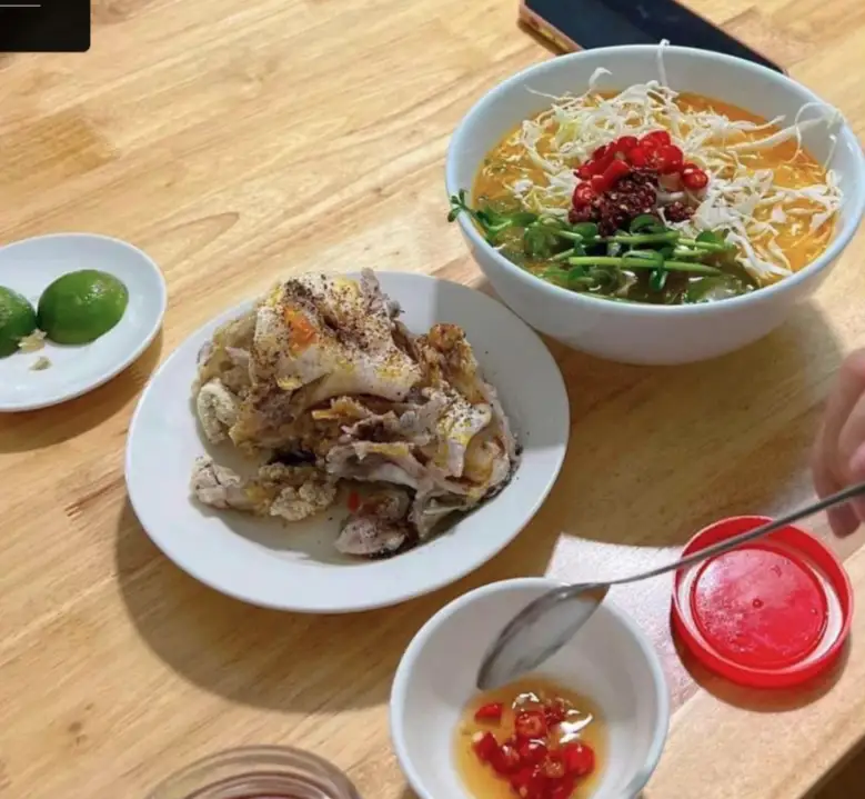 Bánh canh cá lóc tô đầu cá - 85.000 ₫ tại Bánh Canh Cá Lóc Thảo - Tân Mỹ
