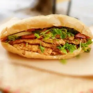 Hình ảnh Bánh mì pate trứng xúc xích