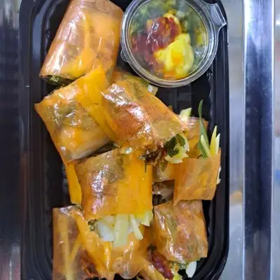 Bánh tráng cuốn khô gà vụn chấm sốt me bơ - 49.000 ₫ tại Bánh Tráng 1989 - Bánh Tráng Trộn & Bánh Tráng Cuốn - Đông Hồ