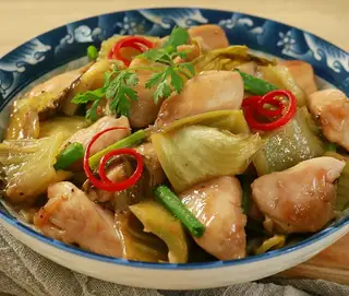 Hình ảnh Cơm trắng gà om dưa