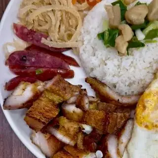 Hình ảnh Cơm tấm nạc vai chả trứng lạp xưởng