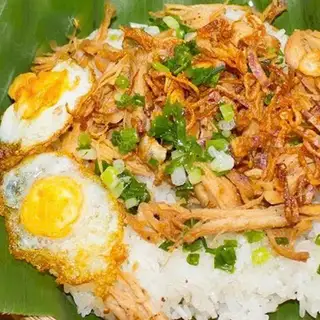 Xôi gà xé trứng cút - 30.000 ₫ tại Xôi Gà & Xôi Mặn Chú Luân - Võ Văn Tần