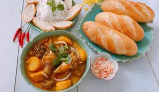Hình ảnh Carri gà kèm bánh mì