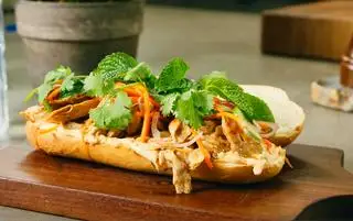 Bánh mì gà xé rau mầm - 35.000 ₫ tại Bánh Mì Rau Mầm Caro - 75 Xô Viết Nghệ Tĩnh