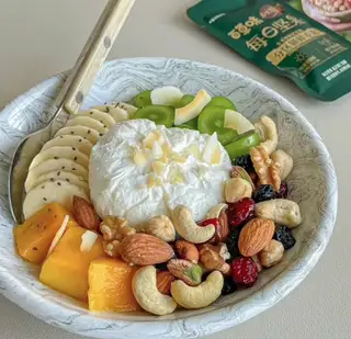 Granola chuối - xoài - nho - 135.000 ₫ tại Heo Fruits - Trái Cây Cắt Sẵn & Nước Ép - Đoàn Văn Bơ