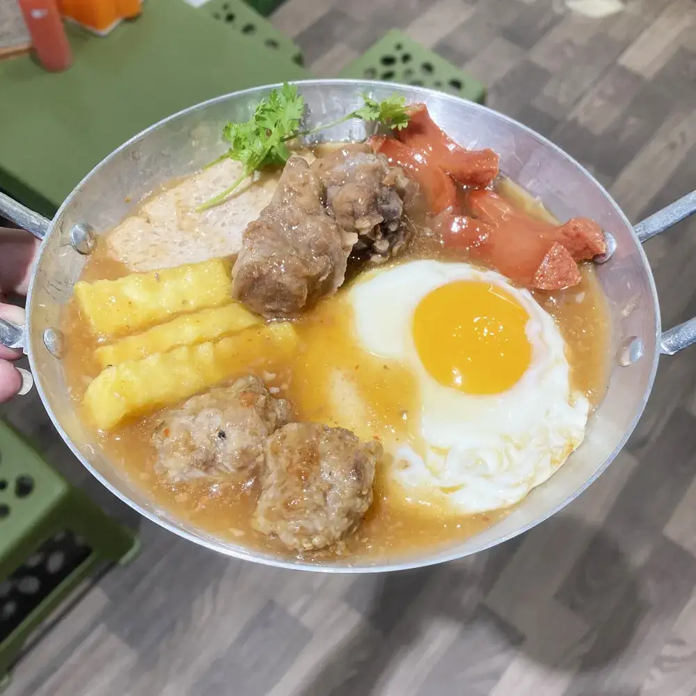 Hình ảnh Bánh mì chảo xíu mại sườn cay