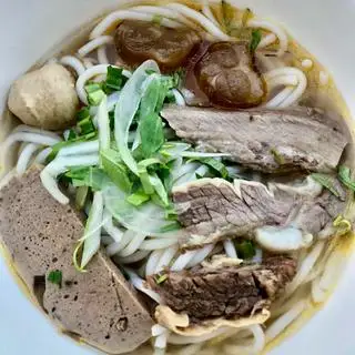 Hình ảnh Bún bò thập cẩm thịt nạm