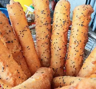 Chuối chiên mè đen - 12.000 ₫ tại Bánh Tiêu, Chuối Chiên & Bánh Bao Chiên Hà Bình - Trịnh Đình Trọng
