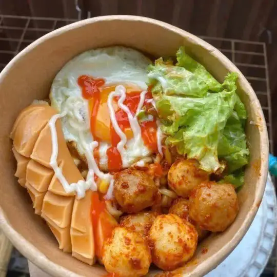 Mì trộn Indomie chả ram tôm đất - xúc xích - cá viên - rau củ salad - 55.000 ₫ tại BÉ MUN - Mì Trộn Indomie & Mì Cay Seoul - Nguyễn Sơn