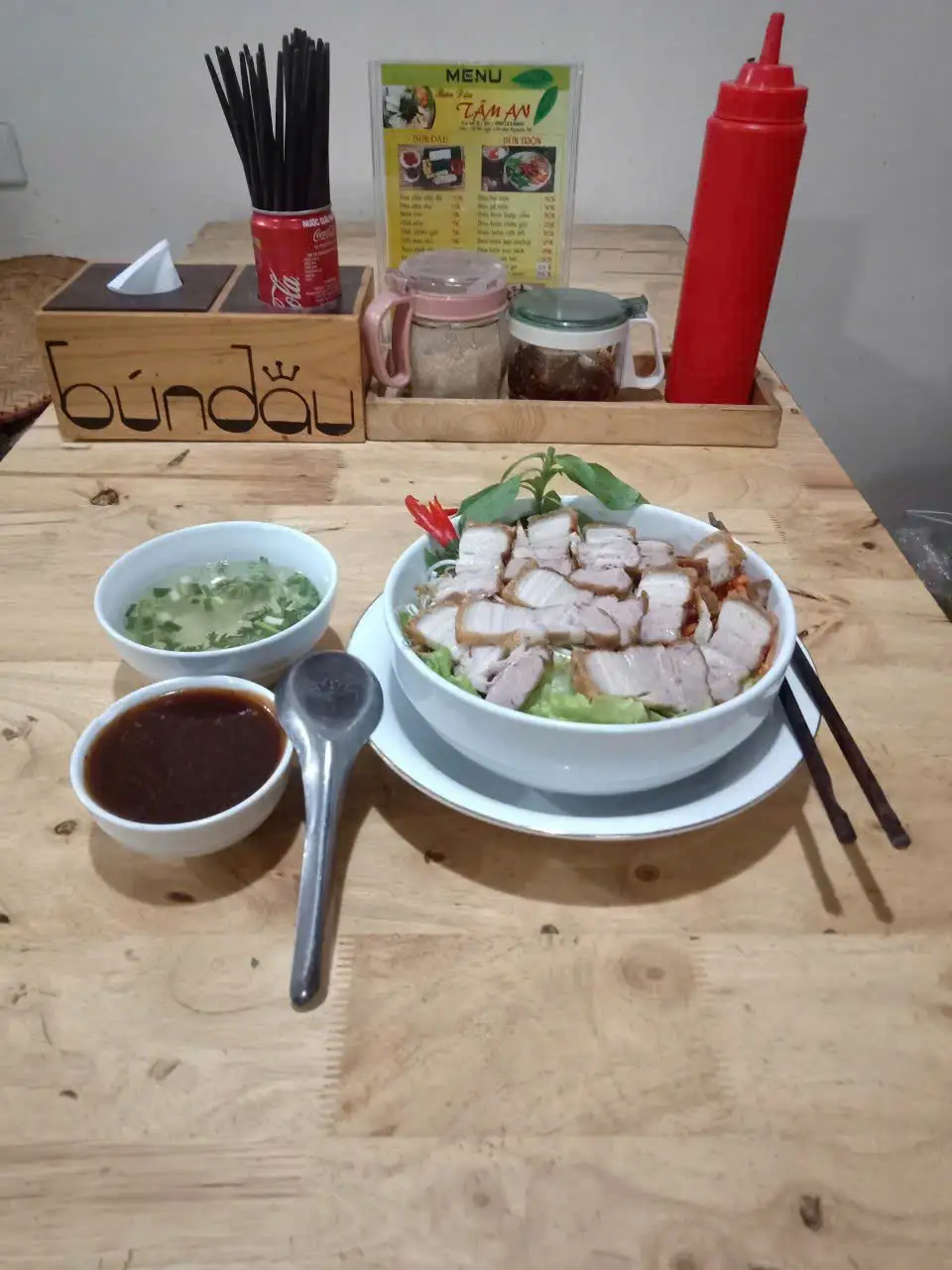 Hình ảnh Bún trộn heo quay
