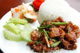 Hình ảnh Cơm trắng ba chỉ cháy cạnh