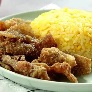 Hình ảnh Cơm gà xối mỡ - da gà giòn