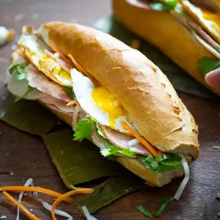 Bánh mì ốp la - 2 trứng - 35.000 ₫ tại Bánh Mì & Bánh Hỏi Heo Quay Hai Anh Em - Trần Văn Đang