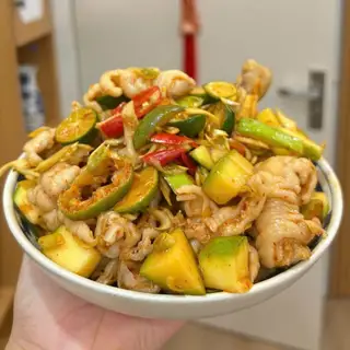 Hình ảnh Chân gà tươi  rút xương sốt Thái cóc xoài non - phần lớn  10 chân totặng kèm 1 trà sả tắc 