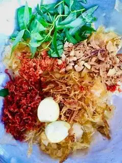 Bánh Tráng Thập Cẩm ( phần tự trộn ) - 25.000 ₫ tại Bánh Tráng Muối A Xìn - Phạm Thế Hiển
