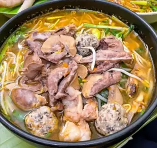 Hình ảnh Mì tim cật mộc chua cay