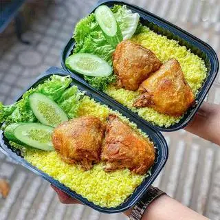 Hình ảnh Cơm gà xối mỡ - má đùi gà
