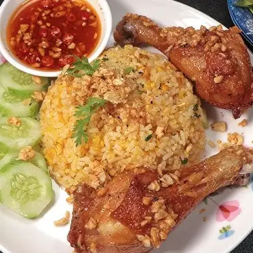 Hình ảnh Cơm Chiên Gà Xối Mỡ Mắm Tỏi - Cư Xá Thanh Đa
