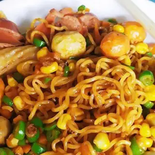 Mì trộn xúc xích Đức - trứng - 37.000 ₫ tại Xôi Và Ăn Vặt - My Mom - Võ Trường Toản