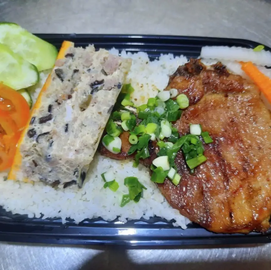 Cơm sườn chả ( tặng canh ) - 45.000 ₫ tại Cô Thuỷ - Cơm Tấm & Bún Thịt Nướng - Nguyễn Hữu Cảnh