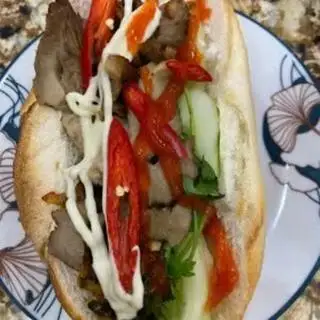 Hình ảnh Bánh mì thịt heo nướng