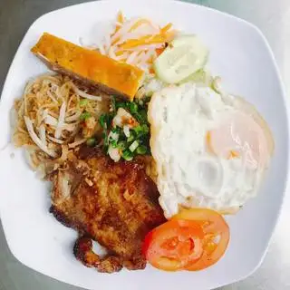 Cơm sườn bì chả ốp la - 55.000 ₫ tại Cô Năm - Bún Thịt Nướng & Cơm Tấm - Lũy Bán Bích