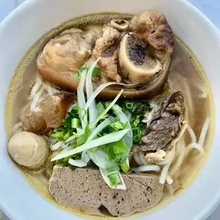 Hình ảnh Bún bò thập cẩm giò heo