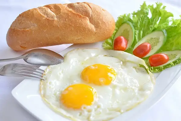 Bánh mì ốp la - 30.000 ₫ tại Cơm Chiên, Bánh Mì & Xôi Mặn 368 - Hồ Học Lãm